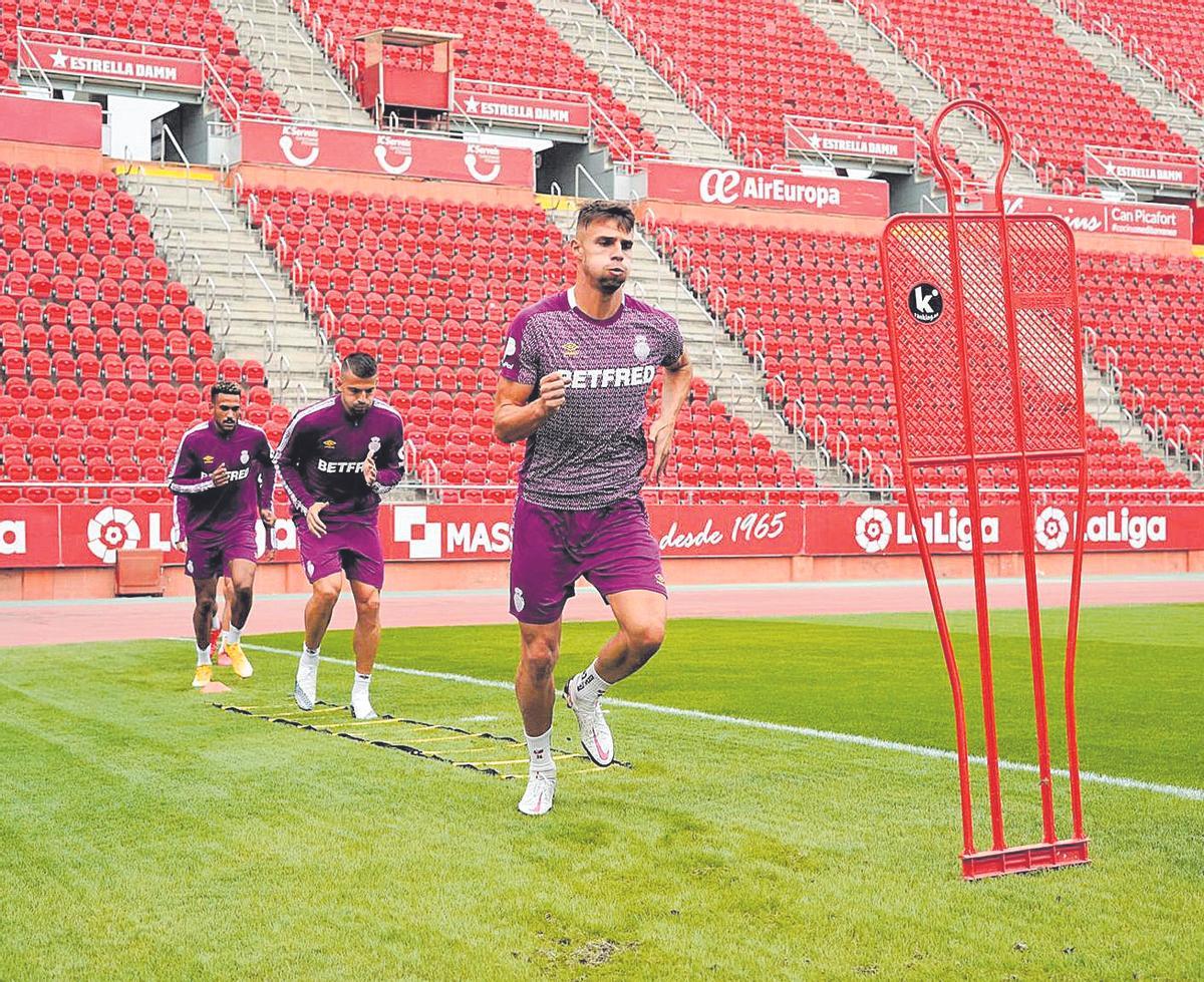 Valjent, Trajkovski y Mboula, durante un entrenamiento reciente del equipo en Son Moix.