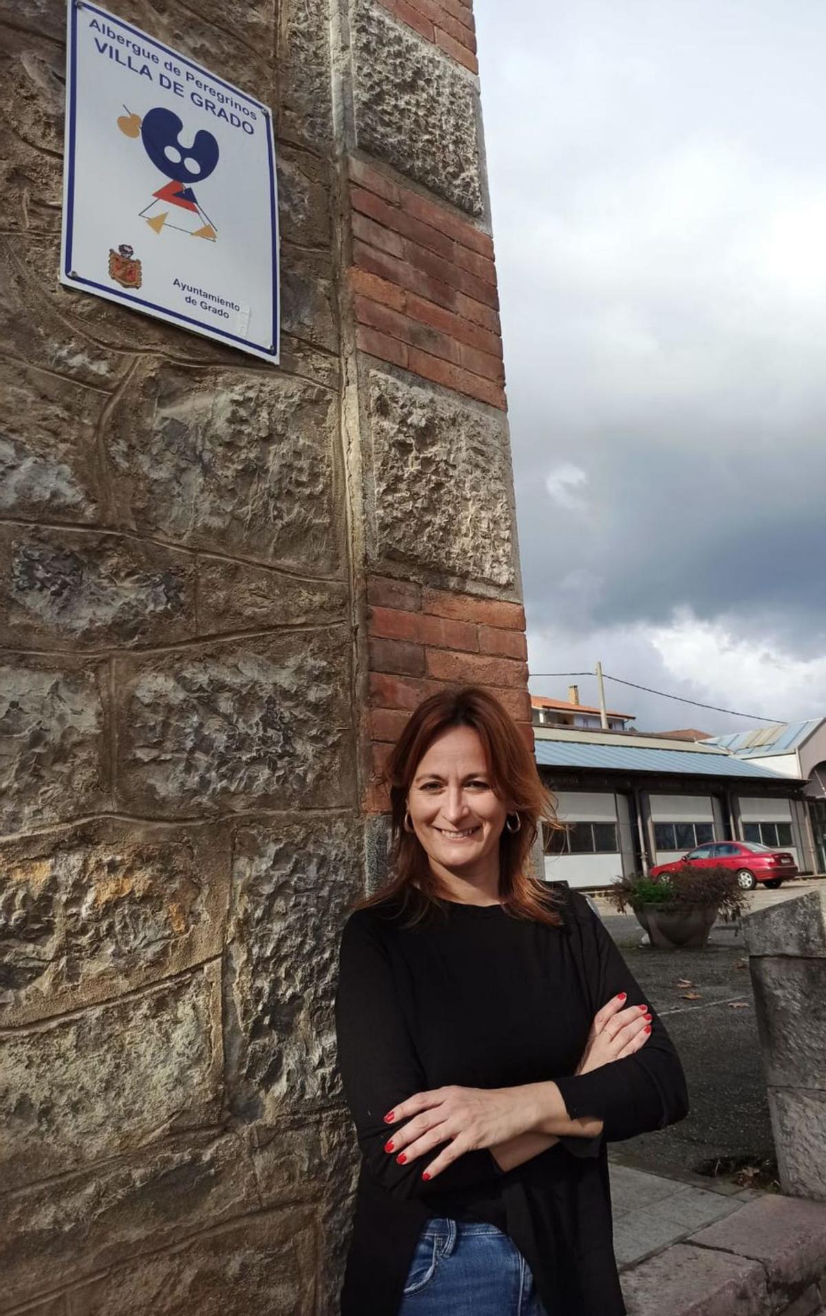 Lorena Cabo, en el exterior del albergue municipal de Grado. | S. Arias