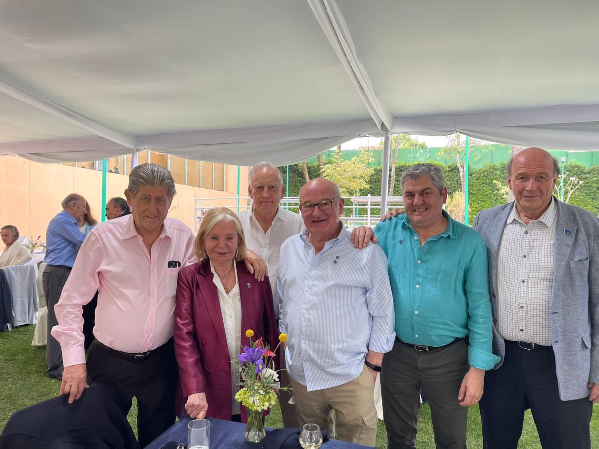 María Antonia Fernández Felgueroso, presidenta del Consejo de Comunidades Asturianas, con miembros de la Cofradía del Desarme y del Centro Asturiano de México, el día de la Jira de esta última institución.