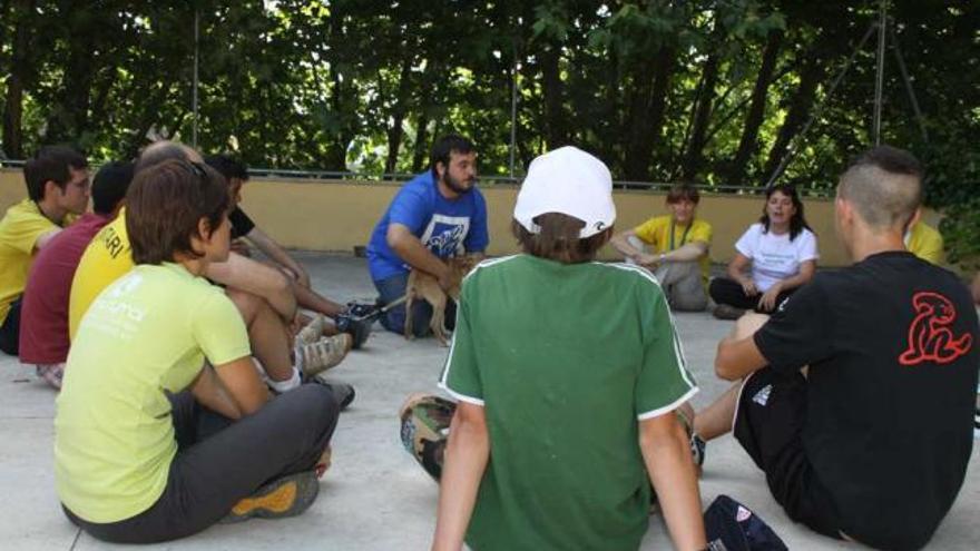 Algunos de los menores atendiendo las explicaciones ofrecidas por los profesionales.