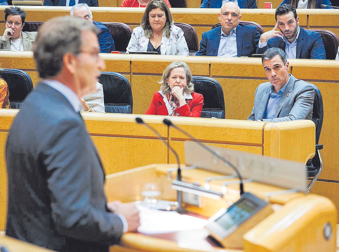 Pedro Sánchez escucha a Feijóo en el Senado