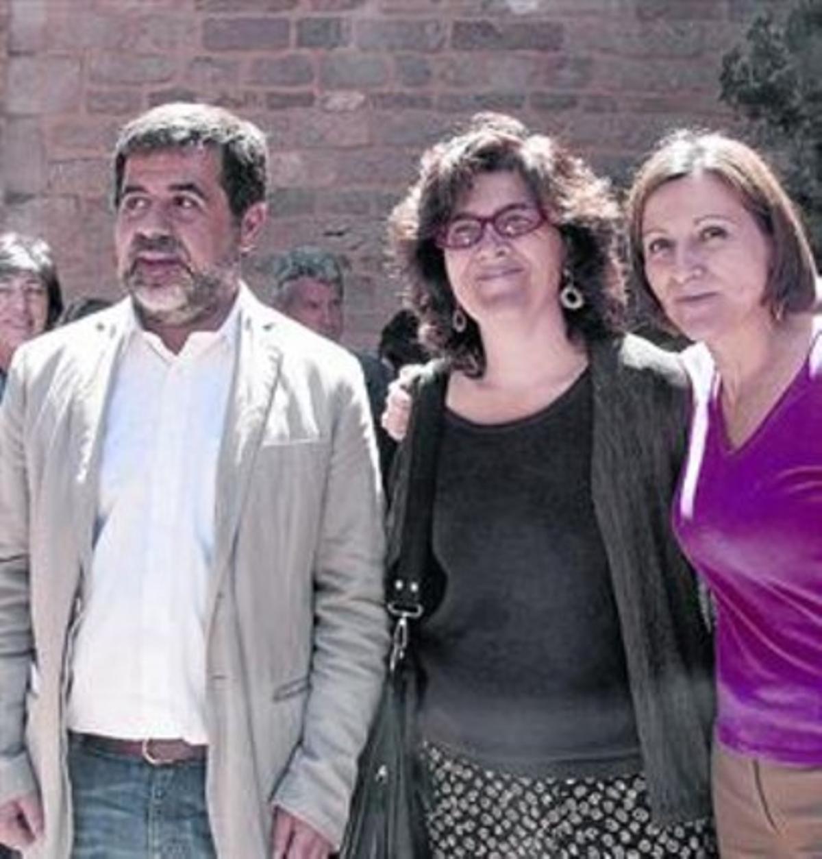 Jordi Sànchez, Liz Castro (al centre) i Forcadell, ahir a Cardona.