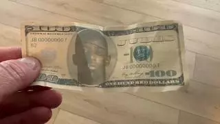 Billetes con el rostro de Dembélé que hoy volaron a la llegada del PSG