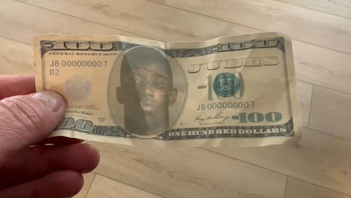 Billetes con el rostro de Dembélé que hoy volaron a la llegada del PSG