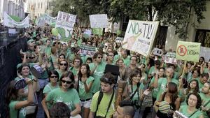 Protesta ante el Parlamento balear, en Palma de Mallorca, de los alumnos y profesores que se encuentran en huelga indefinida por la aplicación del decreto integral de lenguas TIL.