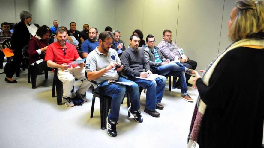 Asistentes a la reunión celebrada ayer para planificar la estrategia del GAC Ría de Arousa. // Iñaki Abella