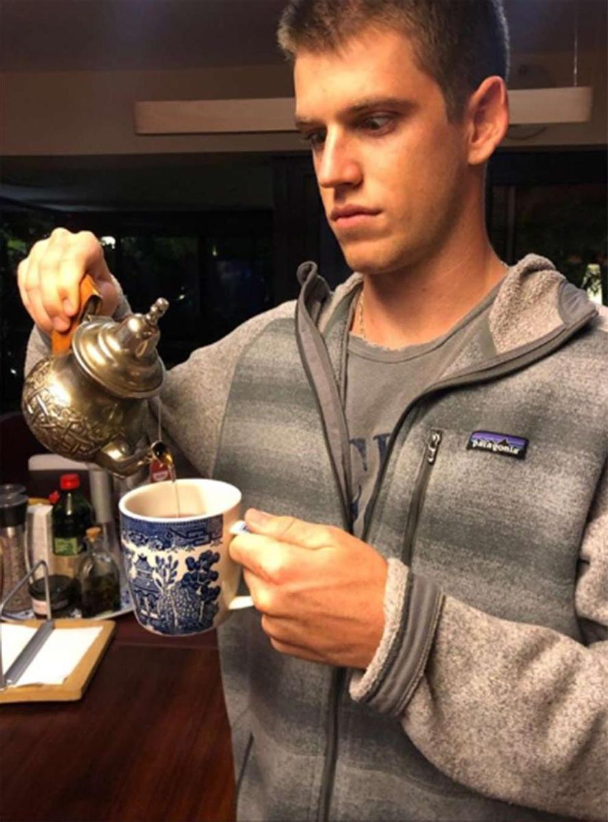 Miguel Bernardeau tomando un té bizco