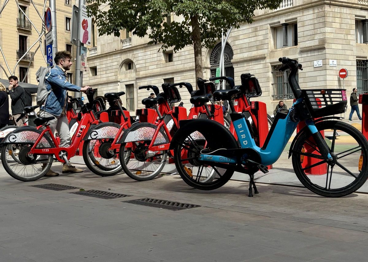 Una bici privada de uso compartida, el miércoles, mal estacionada en una parada del Bicing, en la plaza de Sant Miquel, junto a la sede del ayuntamiento
