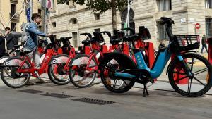 Una bici privada de uso compartida, el miércoles, mal estacionada en una parada del Bicing, en la plaza de Sant Miquel, junto a la sede del ayuntamiento