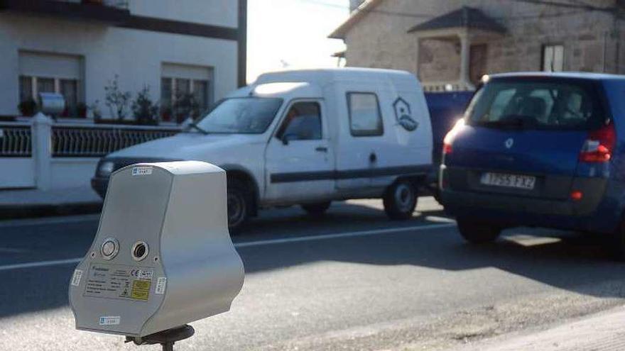 Un agente durante un control de velocidad. // G. Santos.