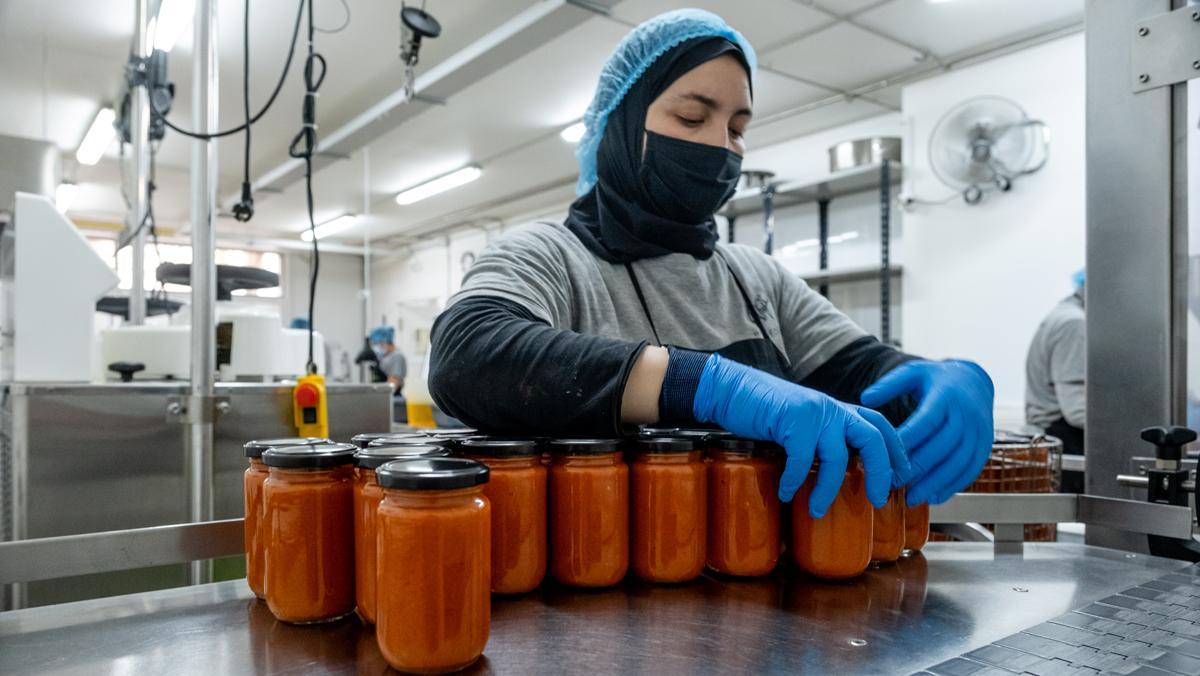 Elaboración de salsas con frutas y verduras rechazadas en el obrador de la Fundació Espigoladors.