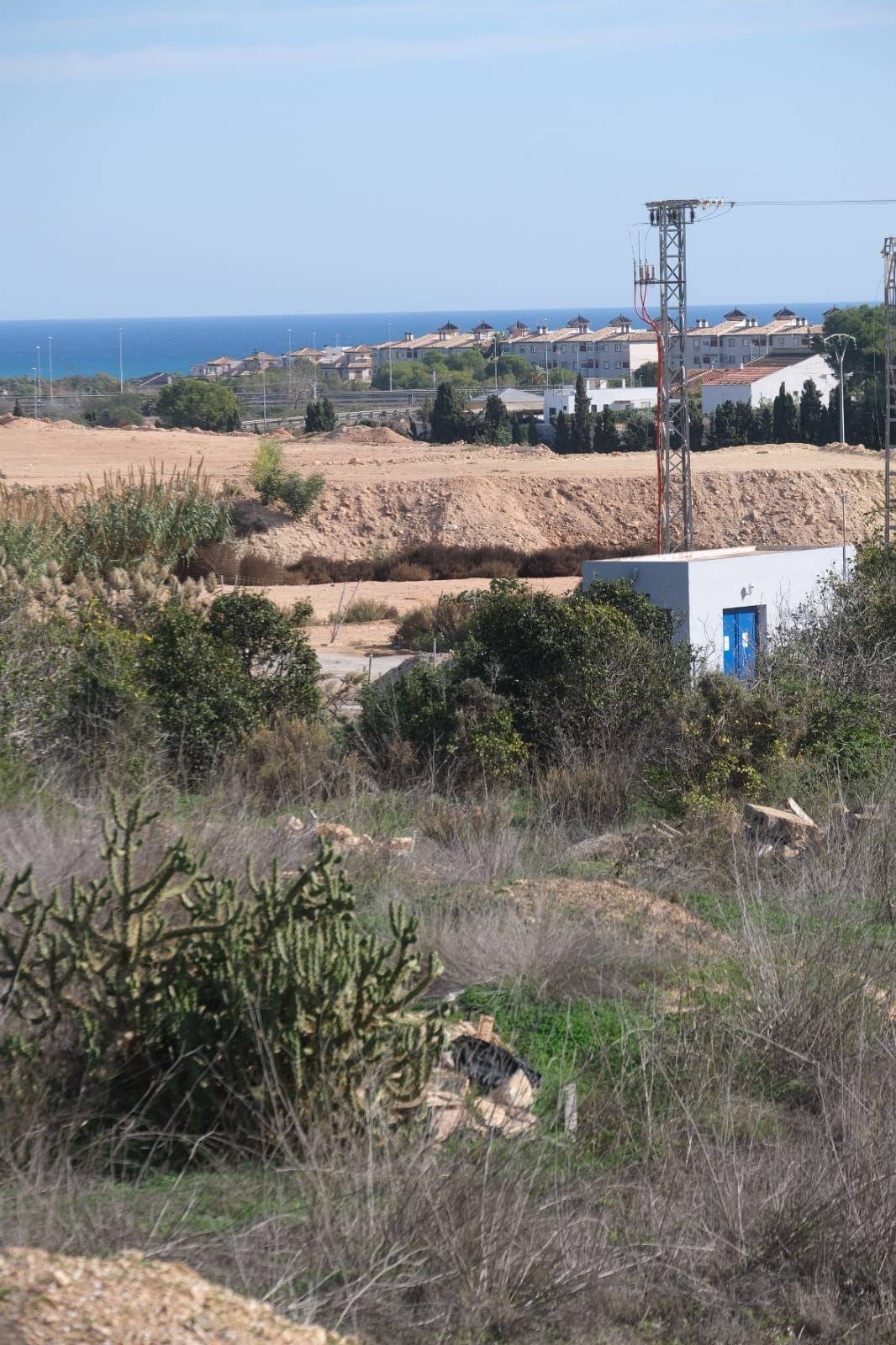 Un particular se apropia de un barranco en Orihuela Costa y lo llena de tierra para poder utilizarlo