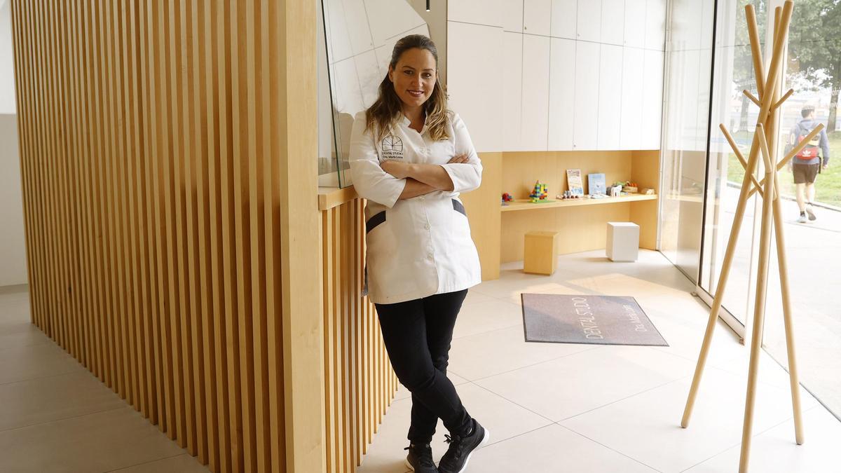 La dentista María Loira posando en su clínica, Dental Studio.
