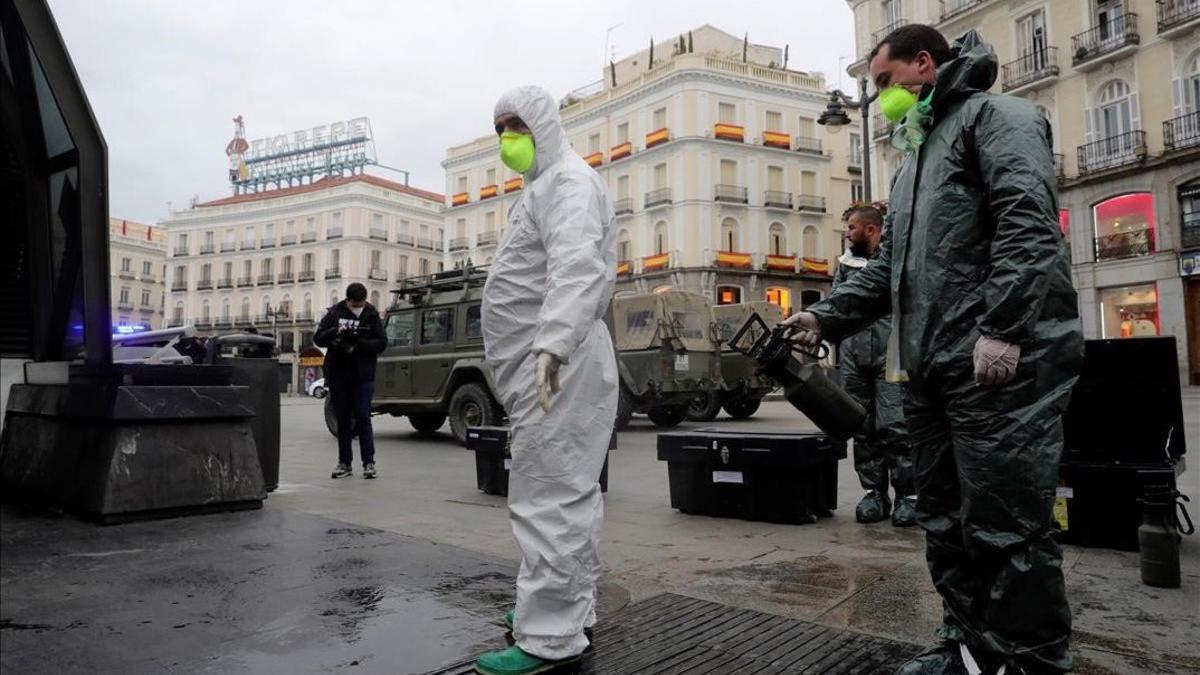 La UME desinfecta la Puerta del Sol de Madrid