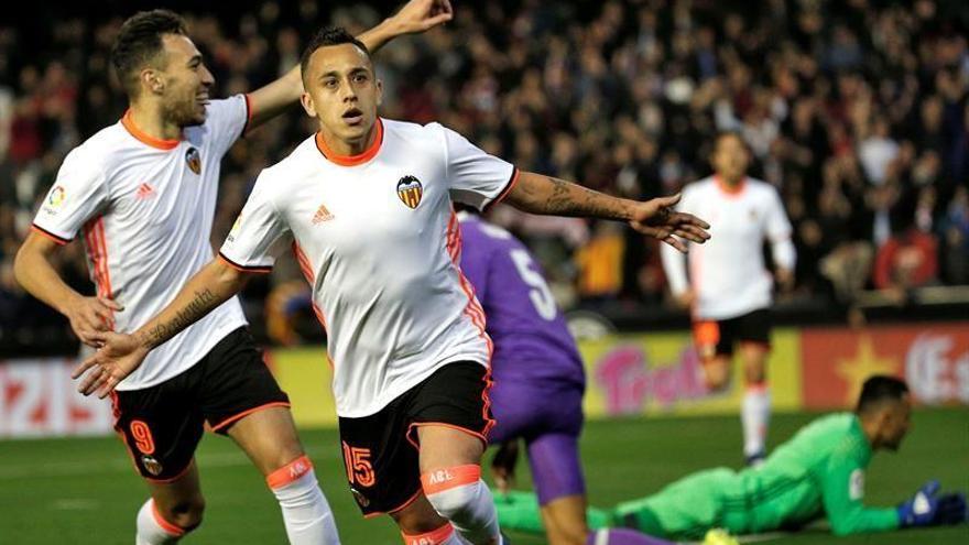 Dos destellos del Valencia pueden con un Real Madrid dominador (2-1)
