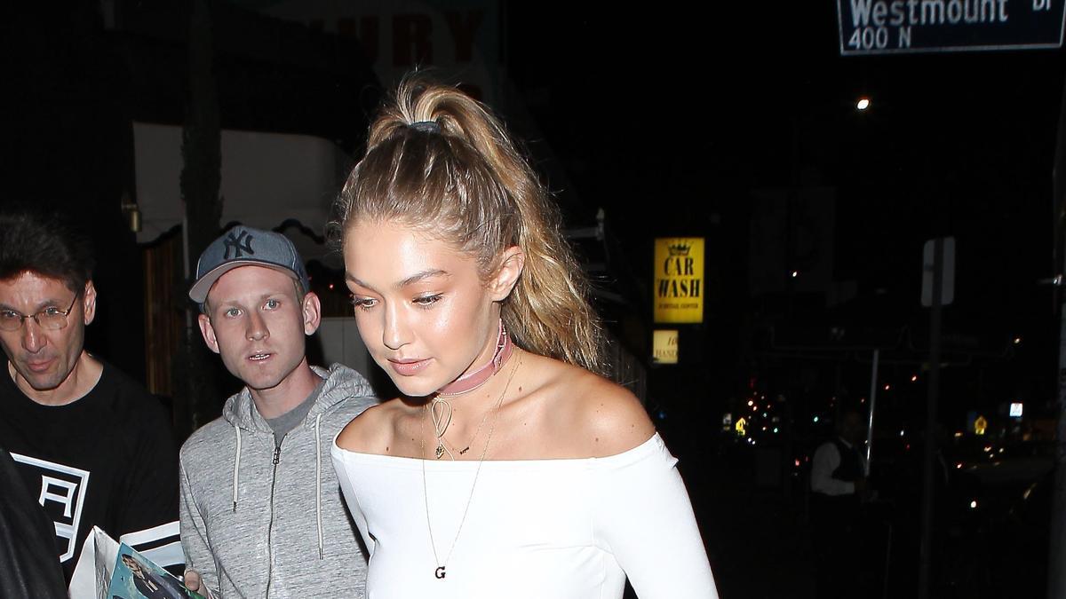 La pashmina es tendencia, palabra de Gigi Hadid