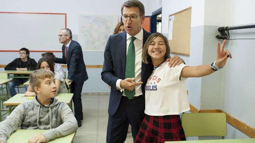 El regreso del alumno &quot;más listo&quot;. El curso comenzó para el presidente de la Xunta, Alberto Núñez Feijóo, en las mimas aulas y con los mismos profesores que le dieron clase en los años 70, en el Instituto Blanco Amor de Ourense, donde abrió ayer el curso para Secundaria, Bachillerato y FP. Mientras Feijóo hablaba de la educación del futuro, el director del colegio en los 70 recordaba &quot;emocionado&quot; el paso del presidente por las aulas de uno de los dos centros que había entonces en Ourense. &quot;Era el alumno más listo&quot;, alabaron sus profesoras.