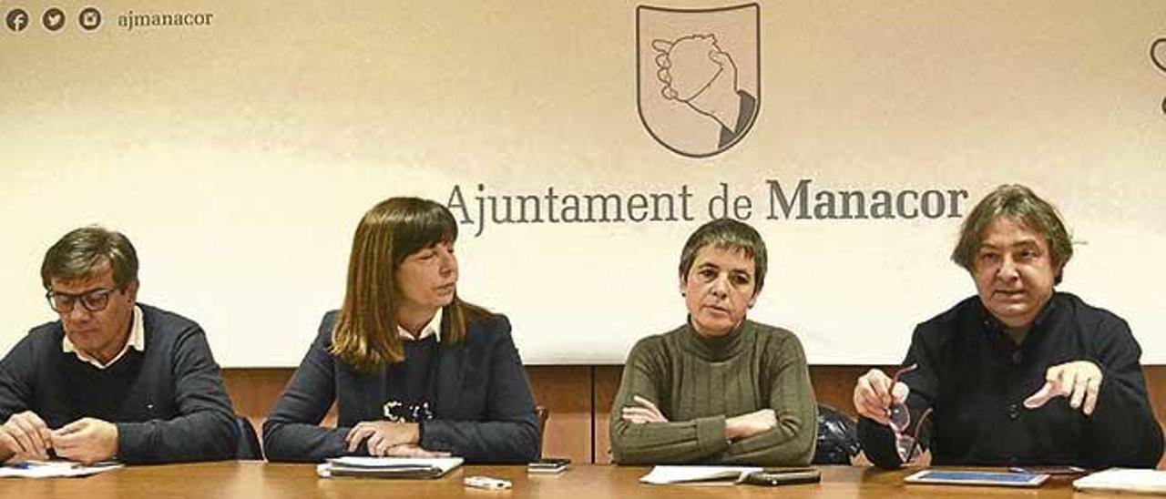 El asesor jurídico del Ayuntamiento, Felipe Pou (dcha.), dando detalles.