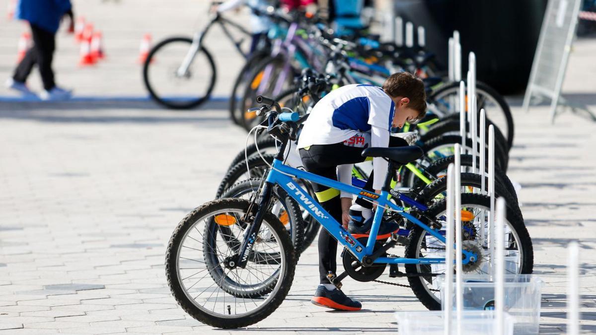 Como en el triatlón de adultos, los jóvenes participantes tuvieron que hacer su transición entre la carrera a pie y el ciclismo.