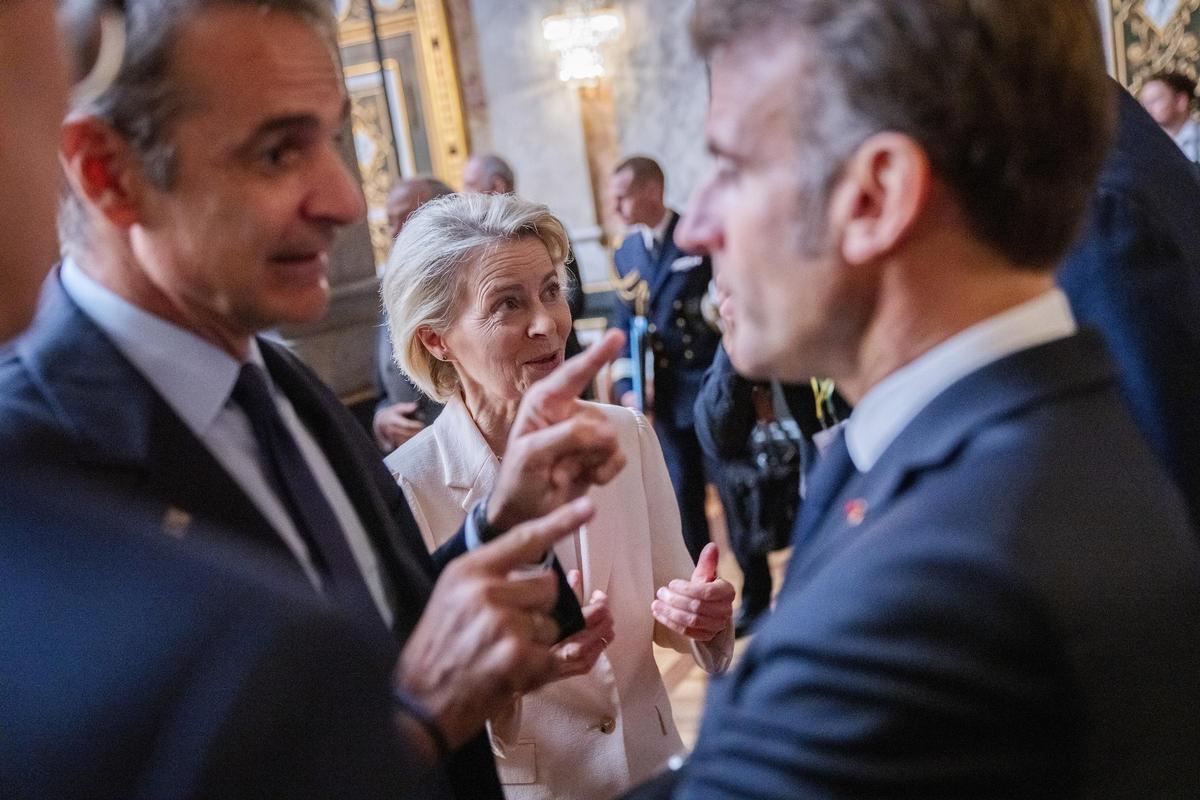 El primer ministro de Grecia, Kyriakos Mitsotakis, conversa con el presidente francés, Emmanuel Macron, en presencia de la presidenta de la Comisión Europea, Ursula von der Leyen, este miércoles en Copenhague.