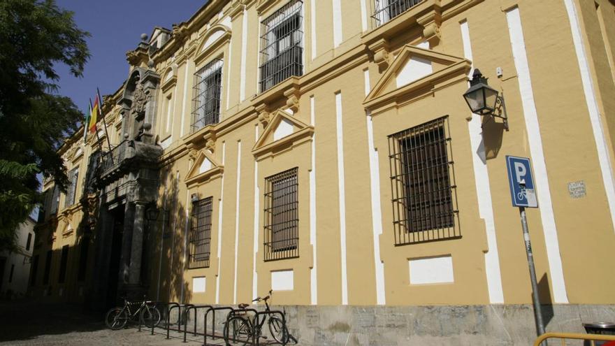 La Facultad de Filosofía y Letras ocupa un edificio singular en plena Judería, que fue el Hospital del Cardenal Salazar.
