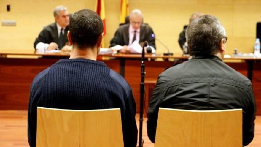 D&#039;esquenes i a l&#039;esquerra, l&#039;acusat, ahir, durant el judici.