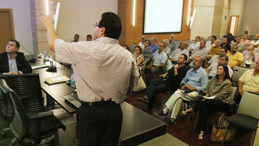 Encuentro organizado por la Junta de Andalucía para explicar a los vecinos y comerciantes el proyecto del metro en la Alameda.