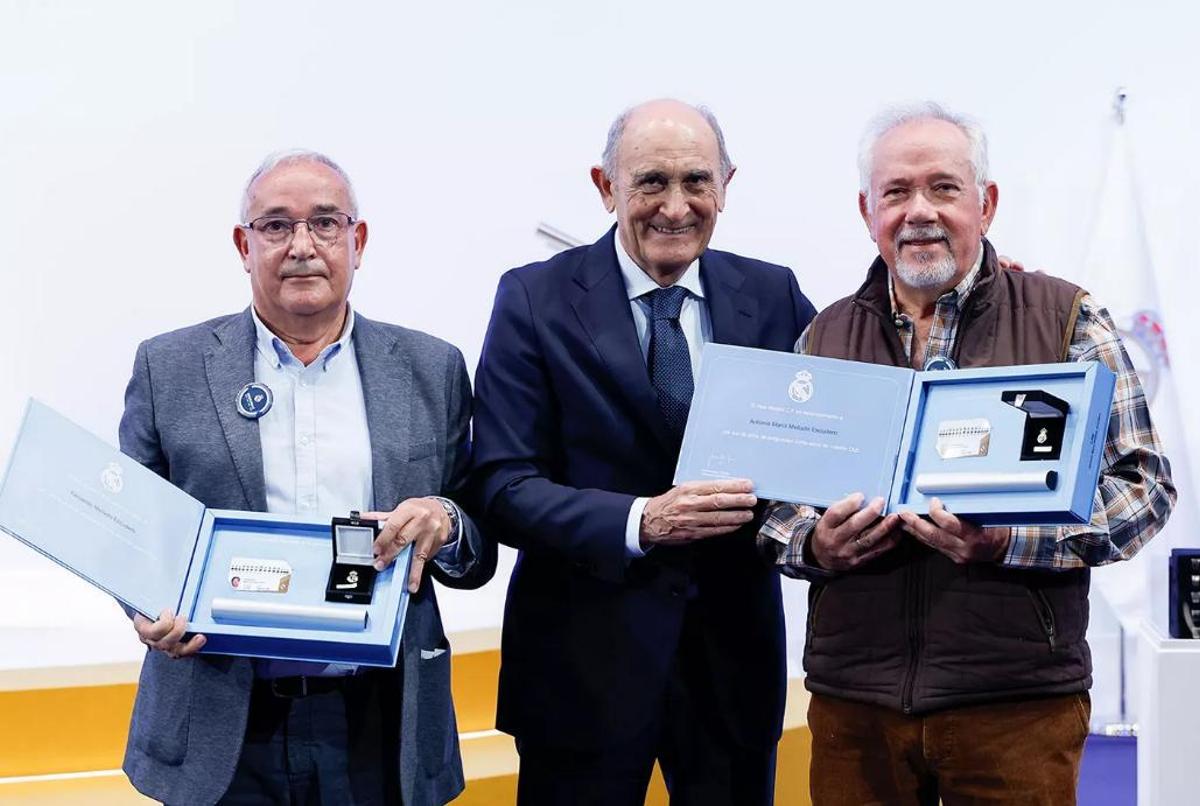 El Real Madrid entrega las insignias de oro y brillantes y de oro.