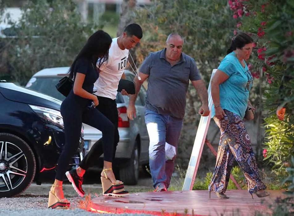 Cristiano Ronaldo, su familia y Georgina, en Ibiza.