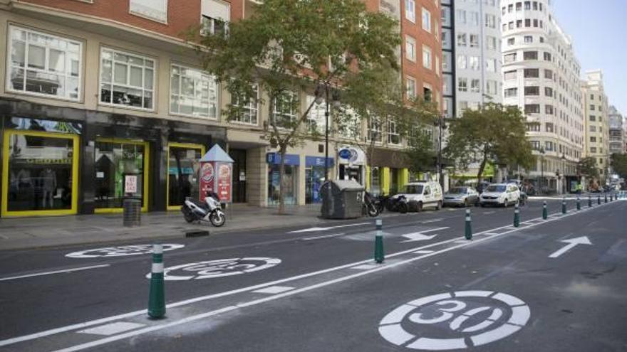 Señales que limitan la velocidad en la avenida del Oeste de València.