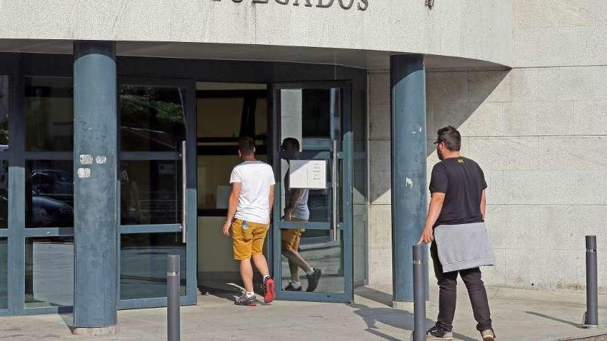 Puerta del edificio de los Juzgados de Redondela. // Marta G. Brea