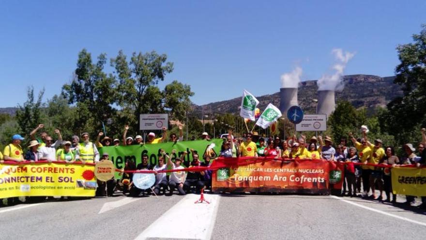 Una marcha ecologista exige en Cofrentes el cierre de la central nuclear