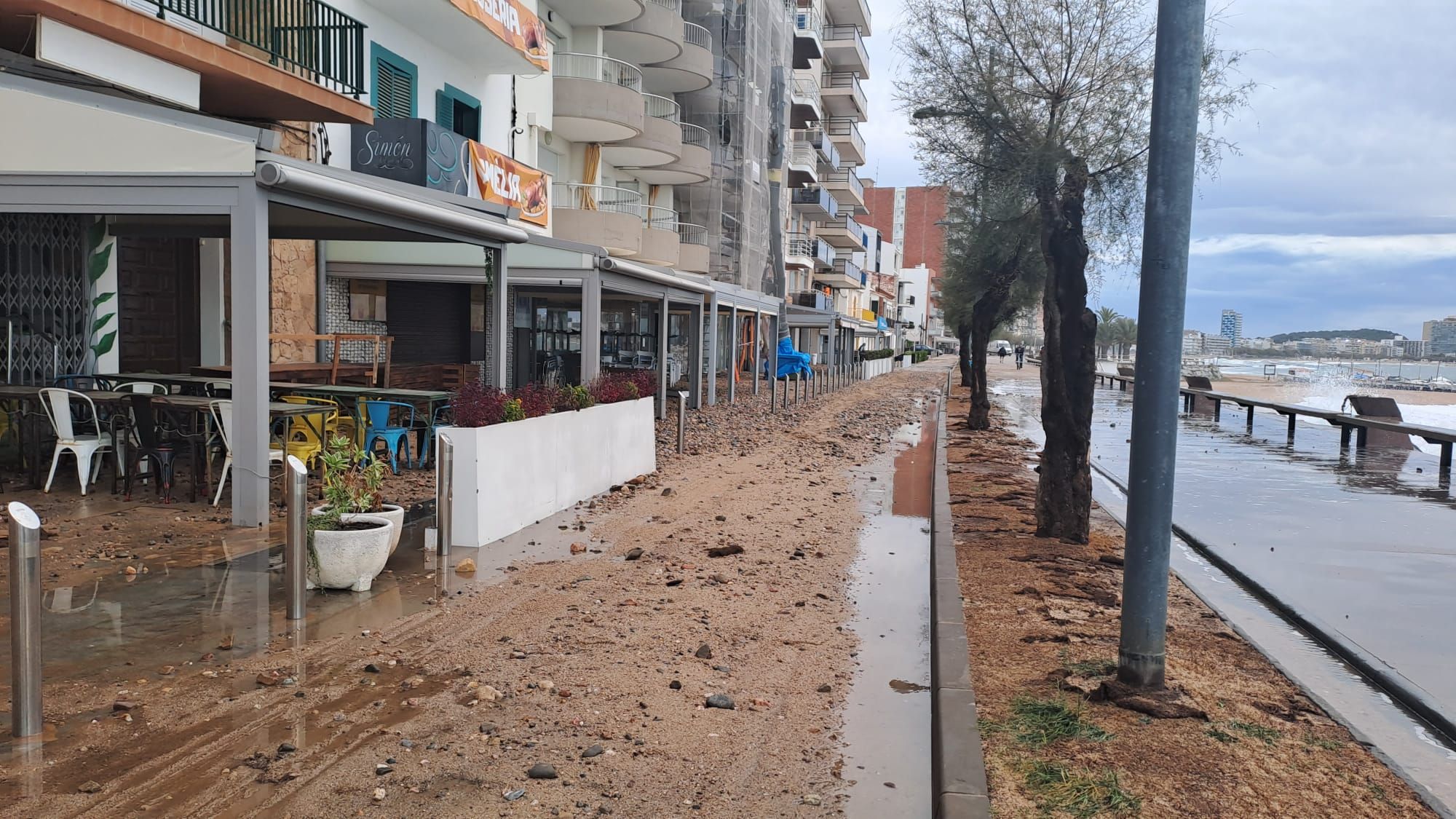 El temporal marítim porta la sorra de la platja al cim del passeig de Sant Antoni de Calonge