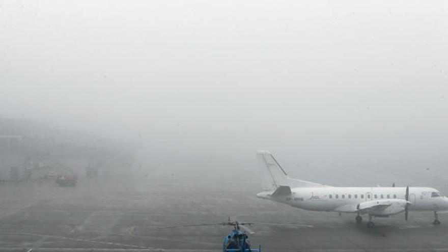 Niebla en la jornada de ayer en Peinador // MARTA G. BREA