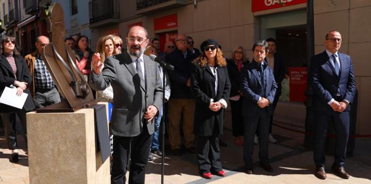 Lambán ha tomado la palabra en la inauguración de la escultura homenaje a Carlos Saura en Huesca