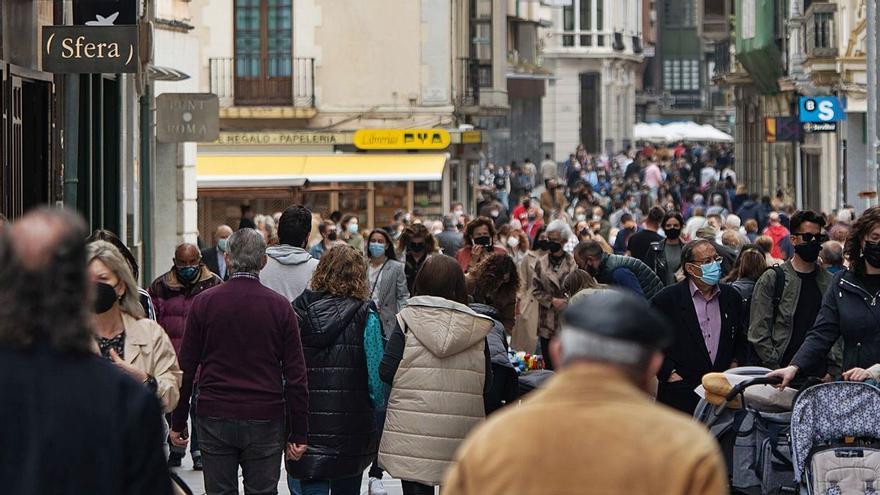 Gente pasea en Zamora con mascarillas