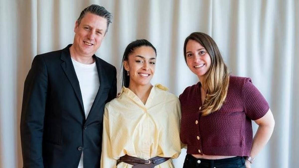 Miembros de la compañía BioSmartData posan tras recibir el premio.