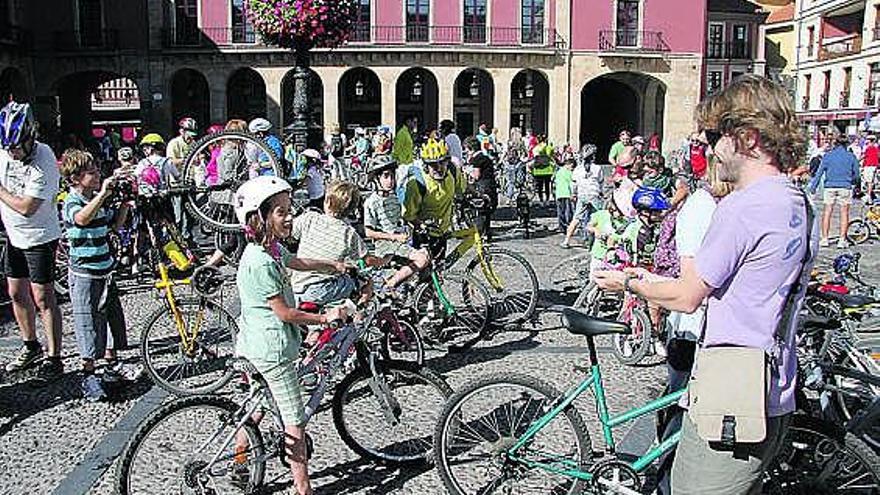 Numerosos cicloturistas esperan en la plaza Mayor a que comience la marcha ciclista.