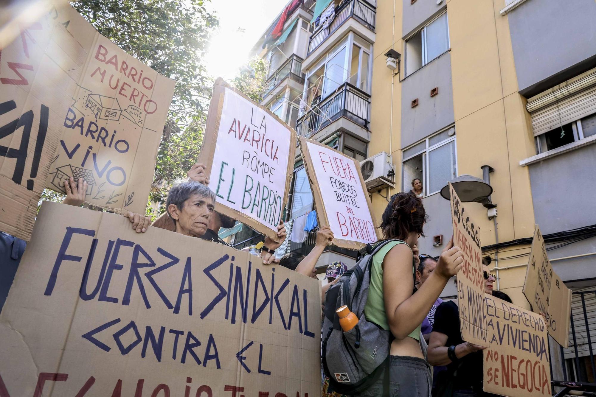 Desahucian en Alicante a una familia con un niño de 6 años que sufre parálisis cerebral
