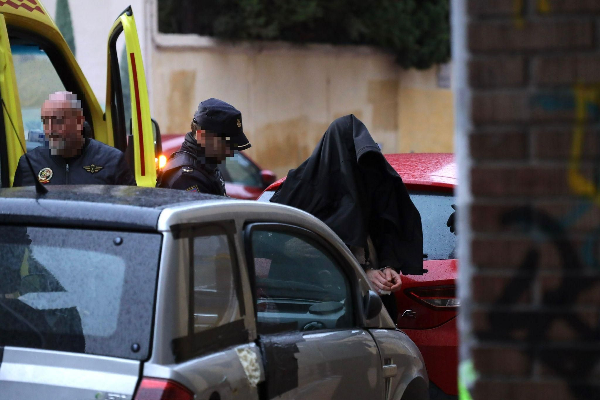 EN IMÁGENES | Un hombre se atrinchera en su casa tras apuñalar a otro en el cuello tras una pelea en la calle El Sepulcro de Zaragoza