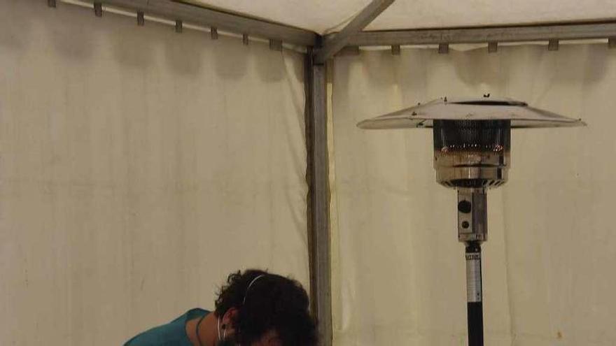 Un sanitario do Hospital da Coruña, nunha carpa para realizar test do coronavirus.