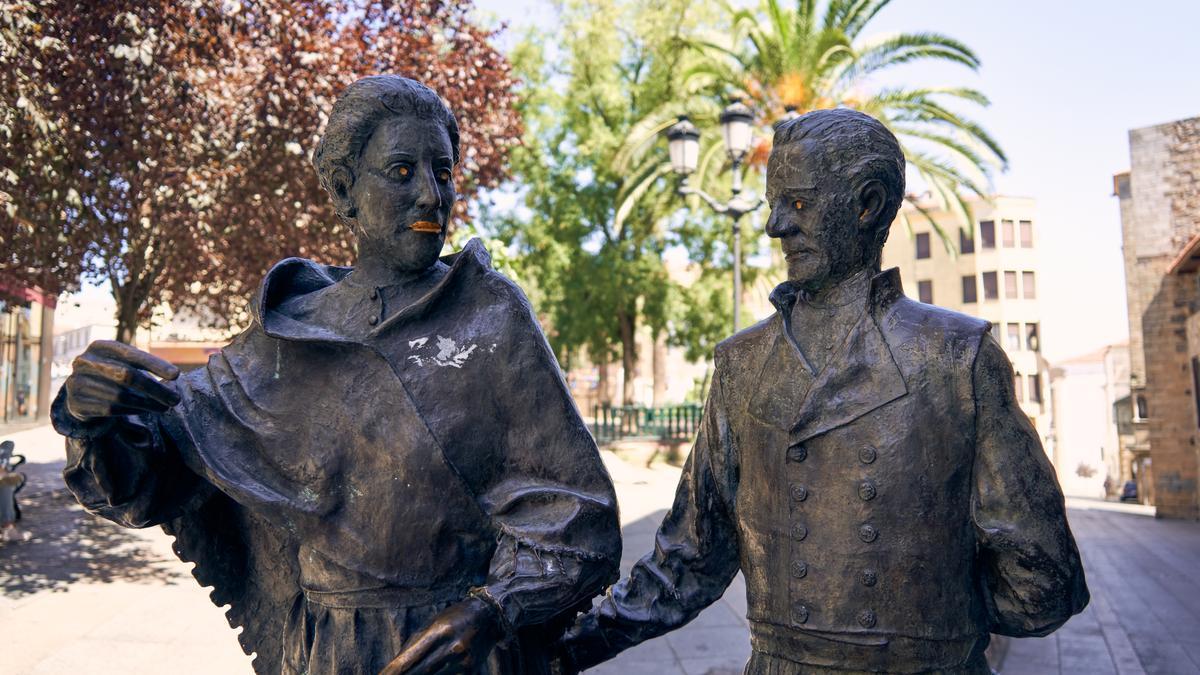 Las estatuas en homenaje a El Redoble, vandalizadas.