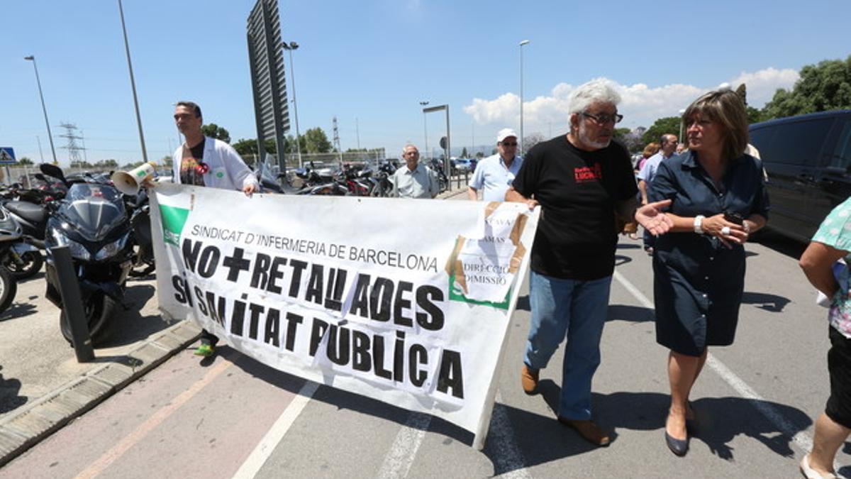 La alcaldesa de L'Hospitalet, Núria Marín, durante la concentración de trabajadores y usuarios en el Hospital de Bellvitge, este miércoles.