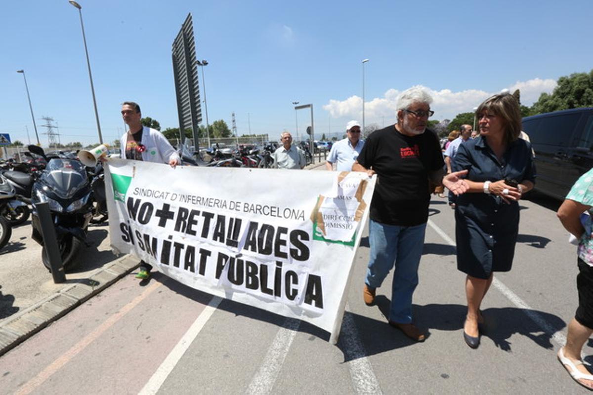 L’alcaldessa de l’Hospitalet, Núria Marín, durant la concentració de treballadors i usuaris a l’Hospital de Bellvitge, aquest dimecres.