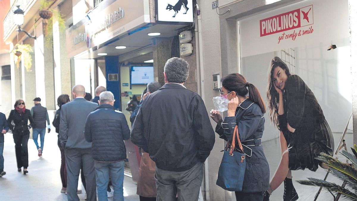 Colas para comprar en la administración de lotería El Gato Negro, en la calle Trapería de Murcia.