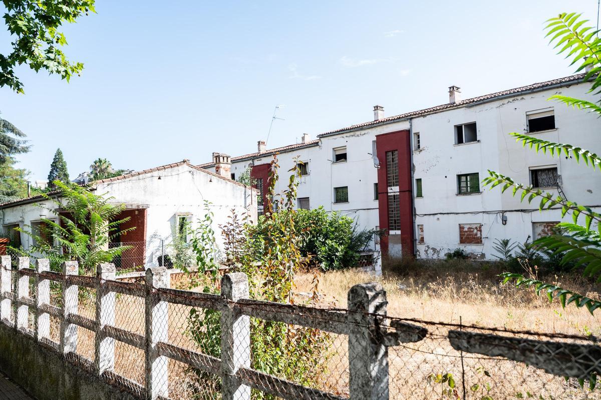 La maleza y el deterioro rodean las antiguas residencias policiales de la avenida de Cervantes