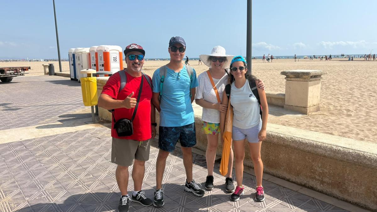 La familia García-Muñoz: José Luis, Raúl, Clara y Almudena, madrileños de vacaciones en Benidorm que han venido a València a ver el eclipse.