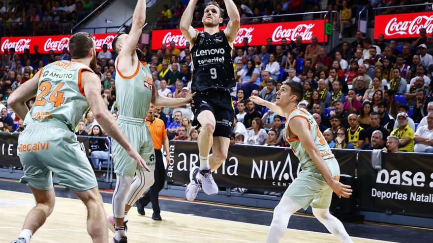 Huertas lanza a canasta en una acción del Lenovo-Baskonia. | | E. COBOS (ACB)