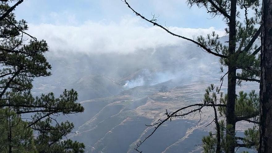 Un vehículo cae por un barranco en Fagajesto, en el norte de Gran Canaria, y provoca un conato de incendio