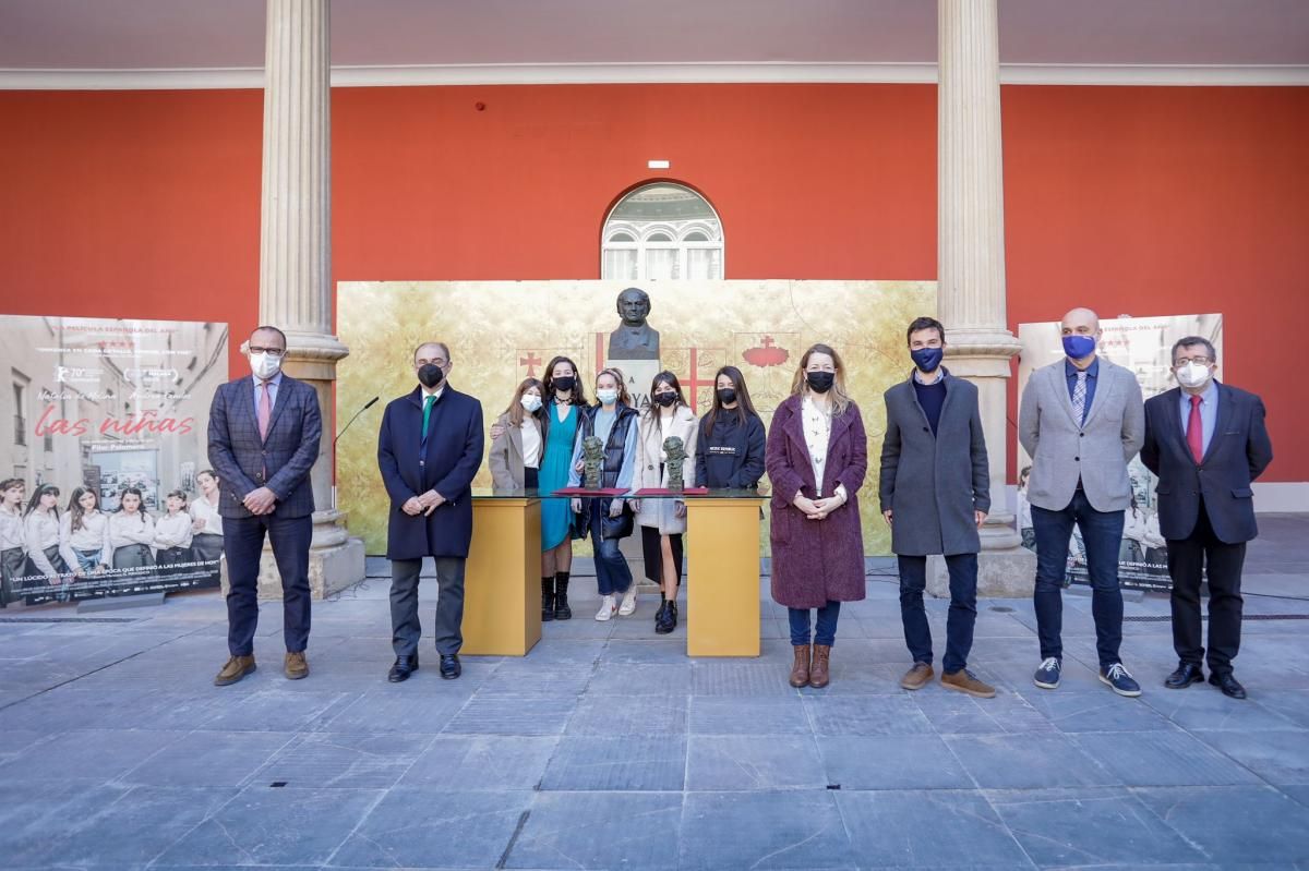 Javier Lambán recibe al equipo de la película 'Las Niñas'